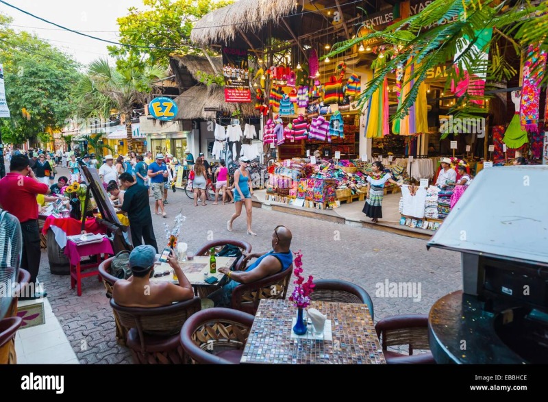 la-quinta-avenida-quinta-avenida-una-calle-peatonal-de-compras-en-playa-del-carmen-riviera-maya-quintana-roo-mexico-ebbhce.jpg